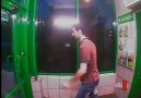 ATM kapısını açamayan adam
