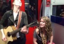 Avrupa Metrosunda Yolcularla Beraber Şarkı Söylediler Efsane O...