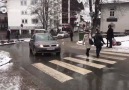 Avusturyada yayalara saygı insanlar yola çıkınca arabalar duruyor