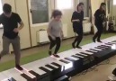 Ayak piyanosu ile despasito çalan gençler )