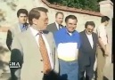 Aydın Doğan, Başbakan Mesut Yılmaz'ı pijamalarla karşılıyor.