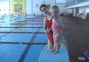 21 aylık sevimli bebek harika yüzüyor!