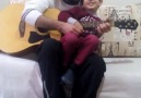 Baba Oğul gitar çalarken