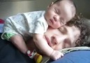 Babasının kafasının üstünde uyuyan tatlı bebek =)
