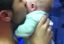 Babasının öpücüğünden hoşlanmayan bebek! :)