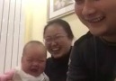 Babası para sayarken mutluluktan gülen bebek