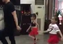 Baba ve kızlarından harika bir dans gösterisi &lt3