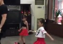 Baba ve kızlarından süper dans gösterisi