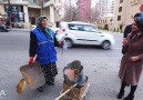 Bakıda küç süpürn qadınlara pul paylanıldı. Halal olsun bu işi ednlr