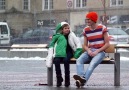 Bakın, Norveç'te karda montsuz kalan çocuğa nasıl davrandılar