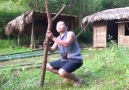 Bambuları Boru Olarak Kullanıp Suyu Taşıyan Adam O O