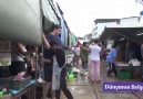 Bangkok Taylandda bir sokak pazarı ve pazarın içinden geçen tren.