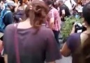 Barış yürüyüşünde polis bir genci kafasından darp etti