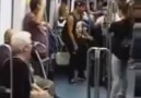 Barselona'da bir metro ve tatlı bir çift