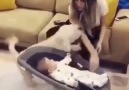 Bebeğini dövüyormuş gibi yapan anneyi engellenyen köpek.