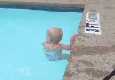 Bebeğin İnanılmaz Yüzme Keyfi!