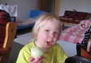 Bebek ağlayarak soğan yiyor :)