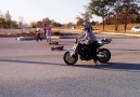 Benzinli oyuncak araçlarla motosiklet kalkışı