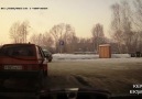 Benzin Pompasına Uzak Kalan Arabasını Kaldırarak Park Eden Rus