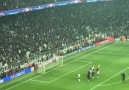 Beşiktaşlı futbolcular bir üst turu taratfarları ile kutladı