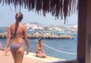 Bikini ile sahilde namaz kılmak