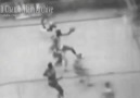 Bill Russell Neredeyse Rakibinin Üstünden Atlayıp Basketi Atıyor