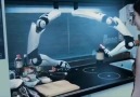 Bir aşçının el hareketlerini hafızaya alıp yemek yapan robot kollar