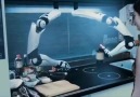Bir aşçının el hareketlerini hafızaya alıp yemek yapan robot kollar