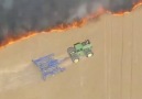 Bir çiftçi yanan tarlasını bakın nasıl kurtarıyor..