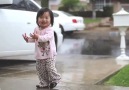 Bir çocuğun yağmurla tanışma anındaki heyecanı!
