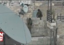 Bir duvarı bile aşamayan geri zekalı İsrail askeri.
