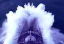 Bir savaş gemisinin dev okyanus dalgalarıyla mücadelesi