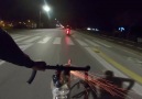 Bisikletiyle havai fişek atarak scooter kovalayan adam D