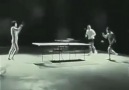 Bruce lee mınçıkayla masa tenisi oynuyor, Kibrit yakıyor