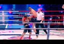 Brutal and spectacular flying knee at Muay-Thai fight