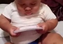 Bu sevimli bebek okumayı biraz erken çözmüş!