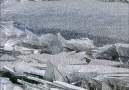 Buz Parçalarının Göl Üzerindeki Olağanüstü Güzellikteki Hareketi