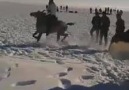 Buz tutan gölde Atın davul zurna şovu