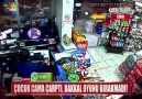 Cama toslayan çocuğu umursamayıp oyununa devam eden CSci bakkal.