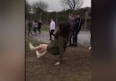 Çamurda kayan insanları kahkahalar eşliğinde videoya çeken adam