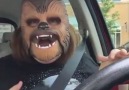 Chewbacka Maskesi ile Mutluluktan Geberen Kadın