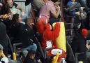 Chicago Bullsun bela maskotu Benny the Bull yine yapacağını yapıyor