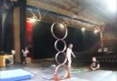 Chinese acrobaat met verbluffende ninja-achtige skills