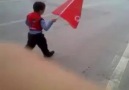 CHP bayrağı taşıyan çocuk Başbakan Erdoğan diye bağırıyor  İZLE -