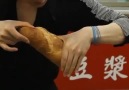 Çiğ hamuru elinde pişmiş ekmeğe çeviren illüzyonist