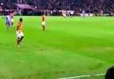 Çim Fırlatarak Takım Arkadaşını Uyarmak