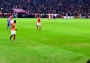 Çim Fırlatarak Takım Arkadaşını Uyarmak - Eboue