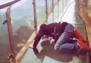 Çindeki cam tabanlı köprü ve yükseklik korkusu olan insanlar