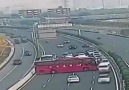 Çinde otobanda çıkışı kaçıran bir otobüs.