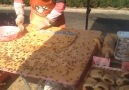 Çinde sokakta yemek satan bir esnaf
